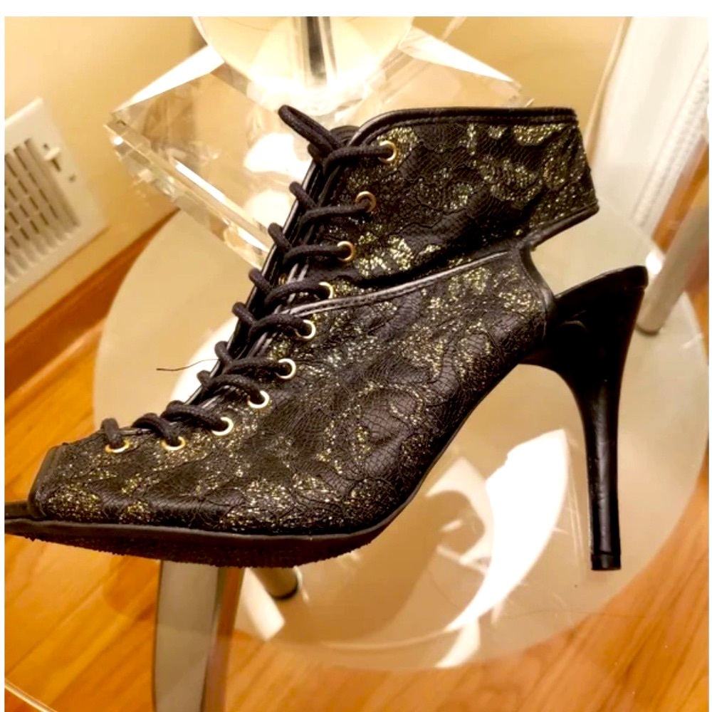 COSMOPOLITAN Black & Gold Rose Lace Up Ankle Bootie Peep Toe Heels 9.5